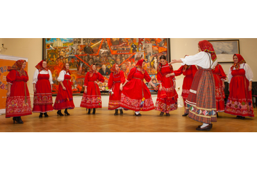 Выступление студии "Русские начала", Каргопольские сарафаны