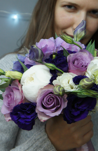 Сиреневый свадебный букет: пионы, гортензия, сиреневые розы, лизиантус (эустома)