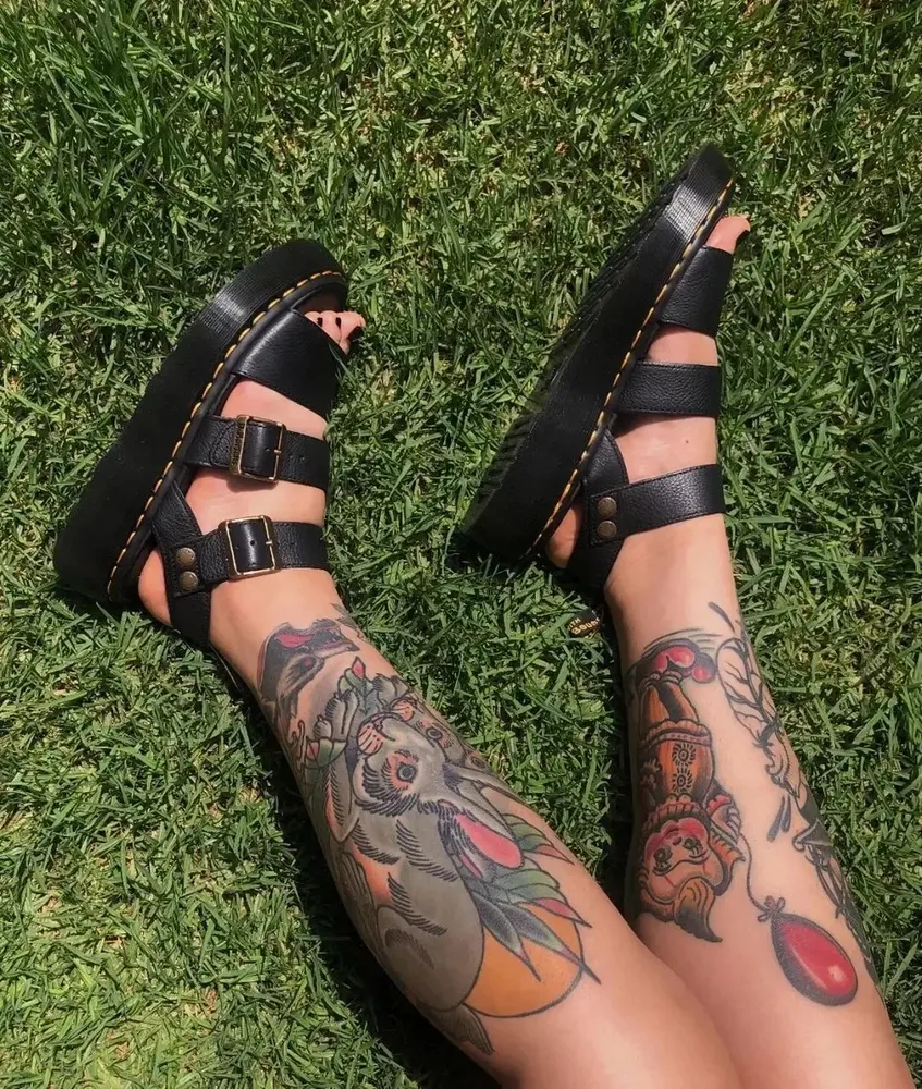 Актуальные к летнему сезону сандалии DR. Martens из натуральной кожи. Представлены в размерах от 36 до 45. 