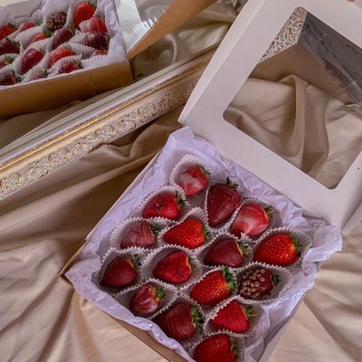 Коробочка с клубникой «Красный Мрамор»