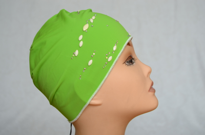 Шапка из лайкры зеленого цвета фото