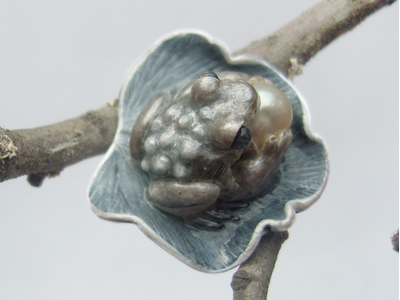 "Мглистая лягушка", необычное кольцо с речным жемчугом