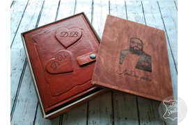 Кожаный ежедневник - органайзер с объемным тиснением и лазерной гравировкой инициалов. Подарочная упаковка - деревянный пенал с лазерной гравировкой