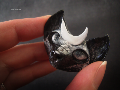 Необычная брошь в стиле фэнтези "Лунный котик - заклинатель звёзд"