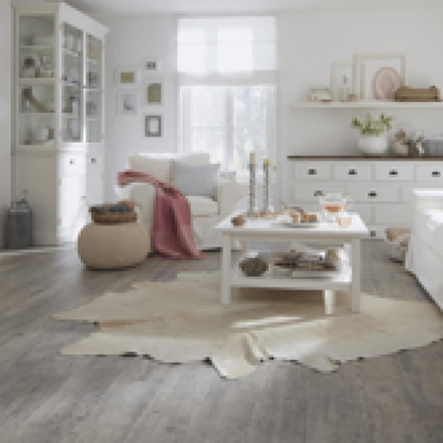 Виниловый пол Wineo 800 Stone Art Concrete DLC00086 в интерьере гостиной