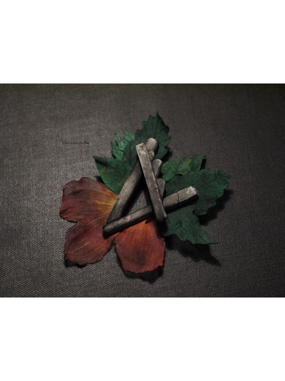 Готическая брошь "V-Воспоминание" с лепестками роз (готический амулет)