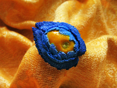 Яркая брошь с пёрышками "Волшебный персик"