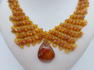 Колье из янтаря и Чешского бисера с кулоном из медового янтаря 00508