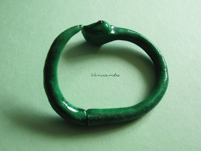 Необычный браслет в виде зелёной змеи