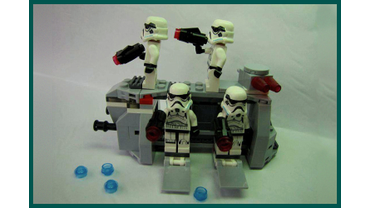 Два Штурмовика–Клона поднялись на крышу Имперского Войскового Бронетранспортёра ITT (LEGO # 75078).