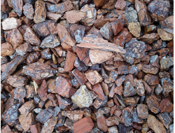 Щебень светло-бордовый с черными вкраплениями