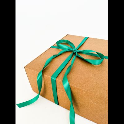 Большая подарочная коробка GILEV 37х37х14см с зеленой лентой и наполнителем крафт