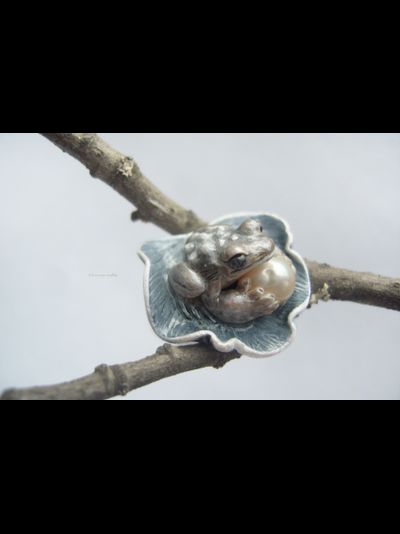 &quot;Мглистая лягушка&quot;, необычное кольцо с речным жемчугом