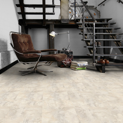 Виниловый пол Wineo 400 Stone Magic Stone Cloudy DB00136 в интерьере гостиной
