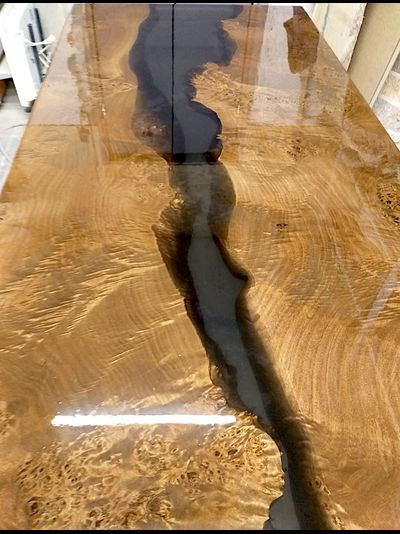 стол из горного тополя с рекой из эпоксидной смолы чёрного цвета