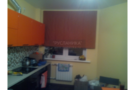 Римская штора под цвет кухонной мебели на кухне.