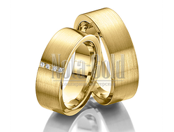 Классические обручальные кольца прямоугольного профиля из желтого золота с поперечной полоской брилл