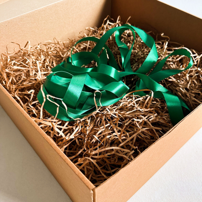 2 штуки - Огромная подарочная коробка GILEV 45х45х20см с зеленой лентой и наполнителем крафт