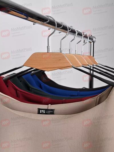 AM010 (SHL010) Вешалка металлическая с прорезиновыми плечиками и с деревянной вставкой цвет: натуральное дерево