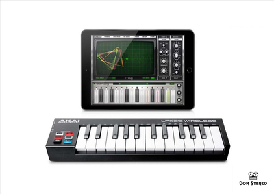 Фото AKAI PRO LPK25 WIRELESS с Айпадом
