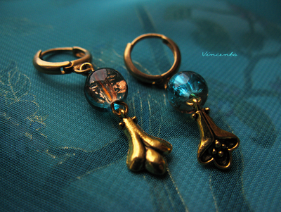 Золотые лилии. Серьги цвета "античное золото" с яркими сине-кофейными бусинами "кракле". Серьги в стиле греческих украшений