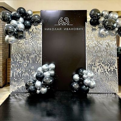 Фотозона с баннером и серебряными пайетками: Модульная конструкция с подиумом № 1486