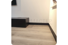 Качественный материал в современном исполнении: черный алюминиевый плинтус ПЛ 100 с эффектным муаровым покрытием.