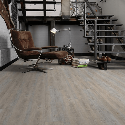 Виниловый пол Wineo 400 Wood Desire Oak Light DLC00108 в интерьере гостиной