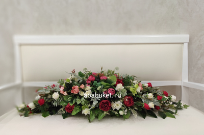 Горизонтальная композиция в красном цвете из миниатюрных искусственных цветов № УНС029/для интерьера