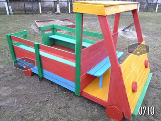 Деревянная машина для детской площадки