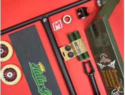 Общее фото различных деталей для трюкового самоката, включая рули, деки, вилки, колеса, грипсы