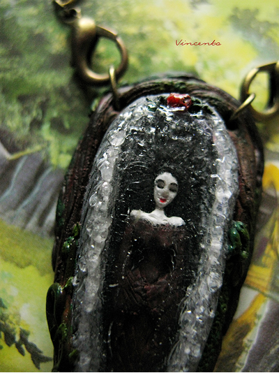 Белоснежка. Кулон по мотивам сказок братьев Гримм. Миниатюра из полимерной глины