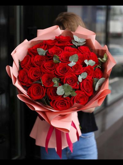 Букет "Поцелуй" из 31 красной розы с эквалиптом
