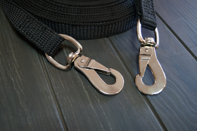 ВОЖЖИ ПРОРЕЗИНЕННЫЕ 10 М, ШИРИНА 2.5 СМ  (УСИЛЕННЫЕ КАРАБИНЫ)