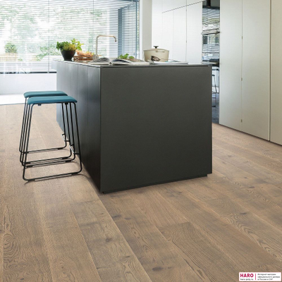 Декор паркетной доски Haro Дуб Табако Серый Браш 4V 1-пол, масло 530795 в интерьере кухни