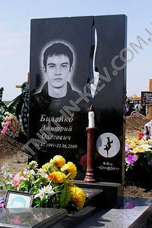 Фото вертикального бюджетного памятника на могилу из черного гранита для одного в СПб