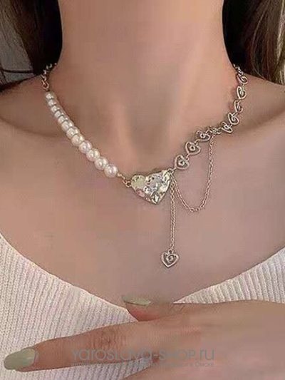 Ожерелье из жемчуга и серебра  с подвеской из мятого металла
