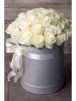 39 белых роз в шляпной коробке