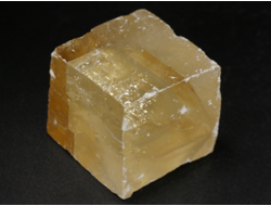 Кальцит оптический золотистый (исландский шпат), скол по спайности, Бразилия (40*36*29 мм, 83 г) №38300