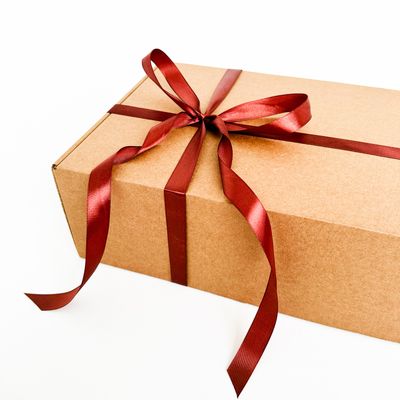 Подарочная коробка GILEV 37х26х12см с наполнителем и коричневой лентой