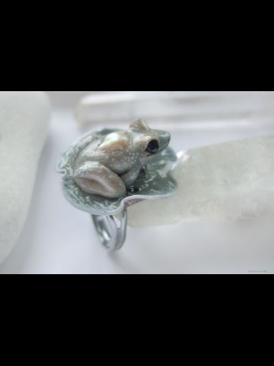 Коллекционное кольцо с лягушкой и жемчужиной "Капель в туманном саду"