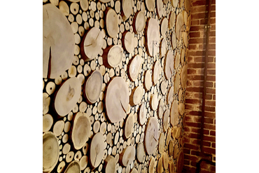 Оформление стены в спальне городской квартиры. Монтаж spilcenter.com