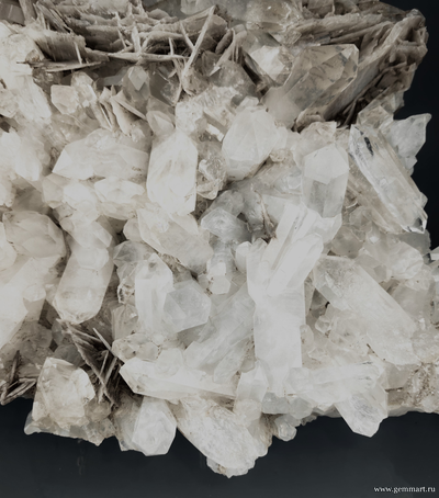 Горный хрусталь (разн. кварца), друза посеченная папиршпатом (кальцитом). Северная Осетия. 240*195*58мм.