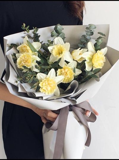 Белые нарциссы с эвкалиптом