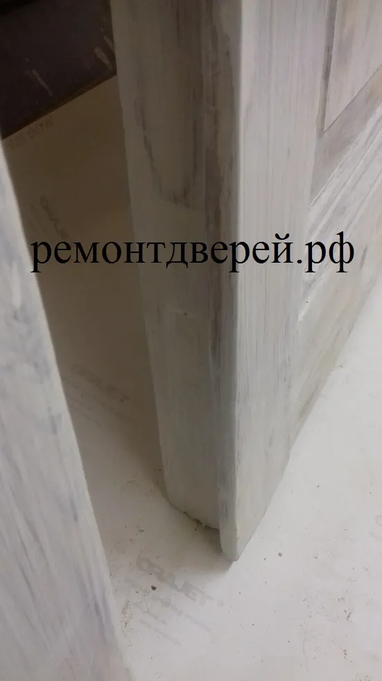 Произведен ремонт полотна. Установлен новый шпингалет. Шпингалет заклеен малярной лентой. Дверь подготовлена для покраски