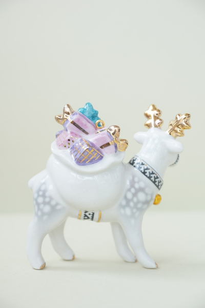 Олень с мешком