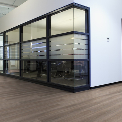 Виниловый пол Wineo 400 Wood Spirit Oak Silver MLD00115 в интерьере офисного здания