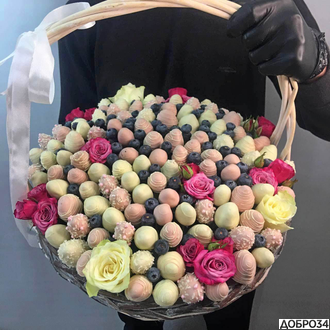 Корзина с клубникой в шоколаде и розами «Императрица» фото3