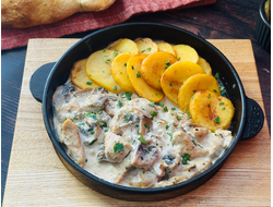 куриная грудка в сливочном соусе с грибами и жареным картофелем