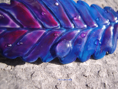 Волшебная брошь "Листок Туманкулуса" с застывшими капельками росы